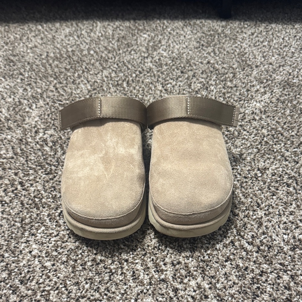 UGG Women’s Goldenstar Clogs
